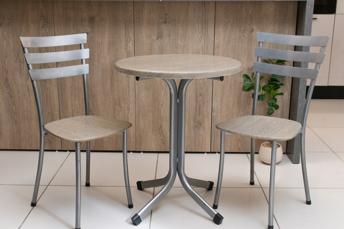 Commandez la table café ronde 2 places Via Venetto avec chaises assorties. Idéale pour café et restaurant. Livraison 48–72h en Tunisie.